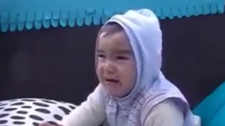 Il piccolo piange disperato ed è tutta colpa del papà: guardate cosa combina!