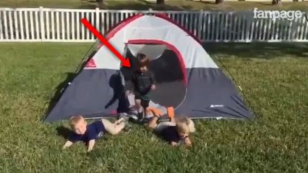 I bimbi escono a turno dalla tenda ma quello che fa l'ultimo vi farà troppo ridere