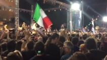 A piazza Syntagma si canta "Bella Ciao", anche una bandiera italiana sventola tra i manifestanti