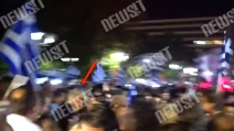 Atene, Grillo in piazza per festeggiare il risultato del Referendum: cacciato e contestato