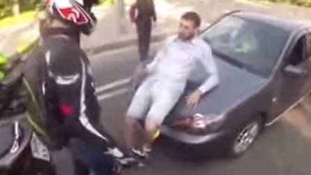 Batem no seu namorado, ela desce do carro e... surpresa!