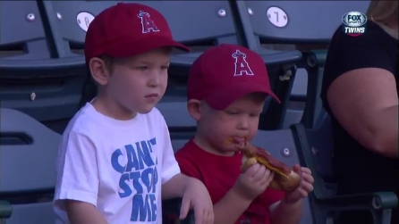 Il bambino che non sa da dove iniziare a mangiare l'hot dog