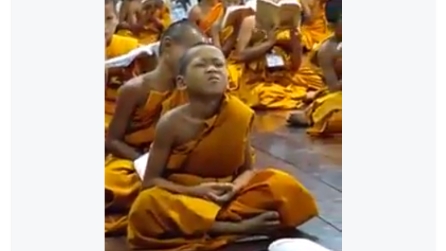 Quello che fa questo bimbo durante la lezione è troppo divertente