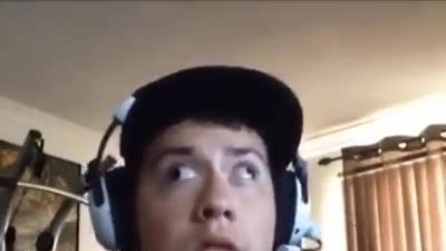 Qualcuno lo chiama mentre gioca ai videogames: guardate che fa questo ragazzo