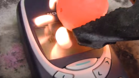 Poggia una palla infuocata sul Nokia 3310 e guardate cosa accade