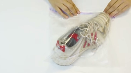 Mette una scarpa in una busta di plastica, ecco l'idea più geniale di sempre