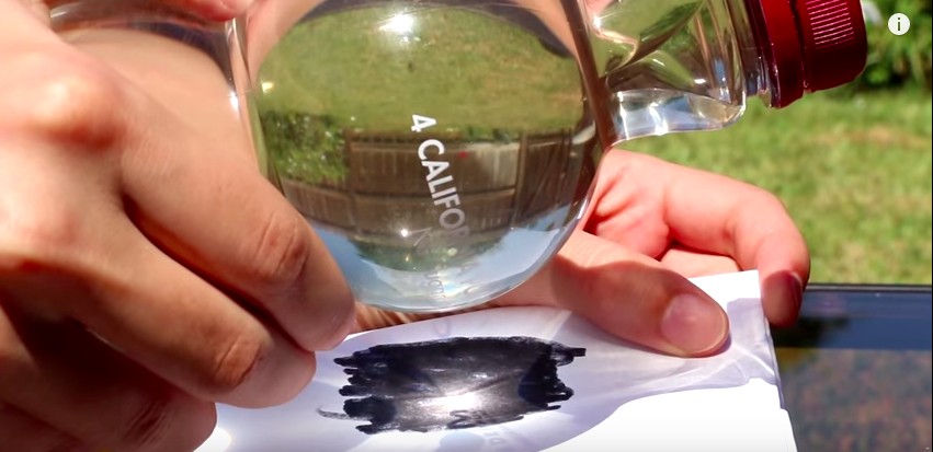 Colora il foglio di nero, poi avvicina una bottiglia d'acqua e guardate cosa accade