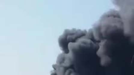 Napoli, gigantesco incendio nei pressi di Giugliano: una nube nera copre il cielo