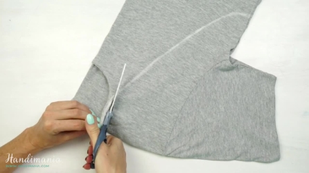 Disegna sulla t-shirt una linea con il gesso: sembra inspiegabile, ma il motivo è fantastico