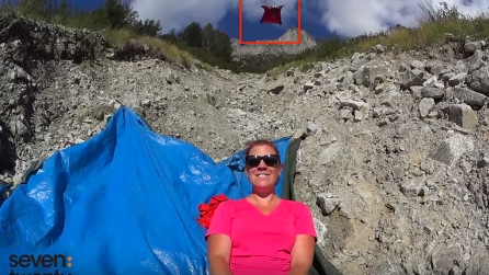 Sfrecciano a pochi metri dalla sua testa, video selfie estremo