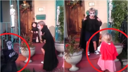 Il mostro spaventa il fratello e la sorellina lo "vendica" in un modo dolcissimo