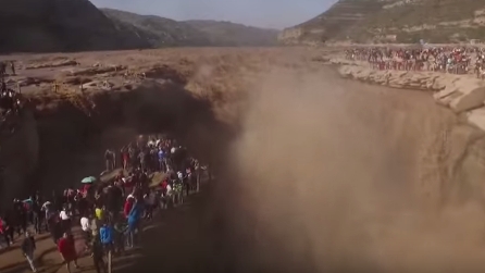 Le cascate del Fiume Giallo ingrossate dai monsoni: lo spettacolo irresistibile per i turisti