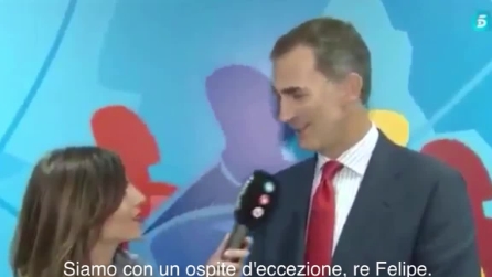 "Ce l'hai fatta ad esserci!", la gaffe della giornalista che dà del "tu" a Re Felipe