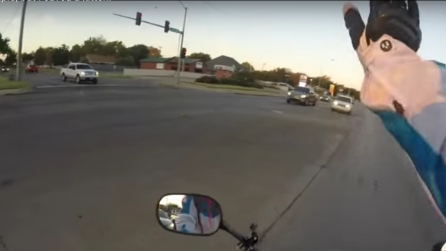 Si piazza con la moto nel bel mezzo di un pericoloso incrocio per un nobile proposito