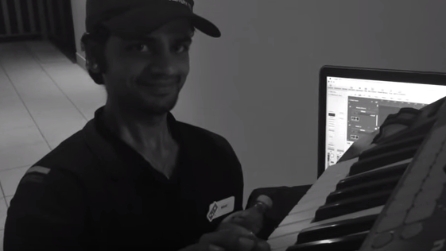 Chiede al ragazzo della pizza di suonare qualche nota, il motivo è strabiliante