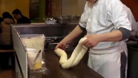 Lavora la pasta come un artista e alla fine un risultato fantastico