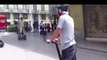 Cammina sul segway, ma poi la "sorpresa"