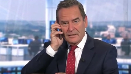 Durante la diretta il presentatore risponde alla telefonata della moglie