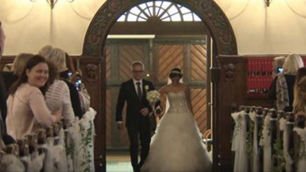 Pai e filha entram na igreja... O que irão fazer vai surpreender até o noivo!