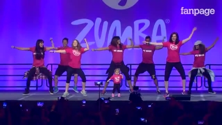 A música começa no palco e o que a menina faz é de morrer de rir