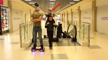L'iPad in equilibrio sulla fronte mentre sta sull'hoverboard: ma guardate il bambino dietro
