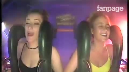 Garota está no brinquedo com sua amiga e de repente veja o que acontece