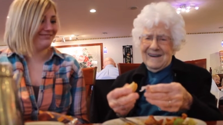 La nonna rompe il biscotto della fortuna e scopre che le sue preghiere sono state esaudite