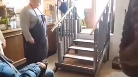 Il disabile si avvicina all'uscita, le scale si trasformano per permettere il passaggio