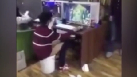 Troppo impegnato a giocare on line: usa un secchio per non andare in bagno