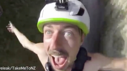 Salto nel vuoto da brivido: bungee jumping nel canyon