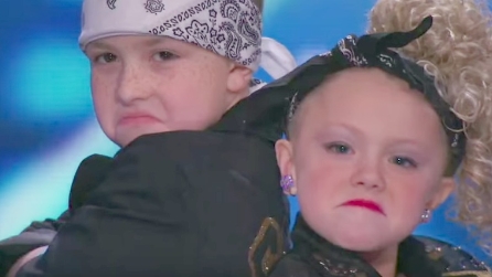 Sul palco con un'espressione "cattiva": quando inizia la performance tutti restano sbalorditi