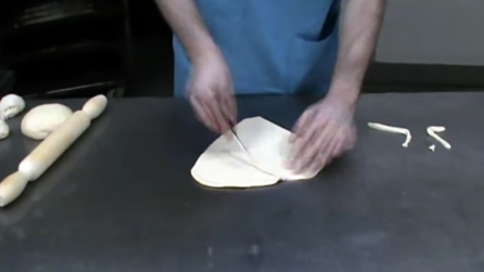 Un vero artista del pane: intaglia l'impasto e quello che crea è una meraviglia