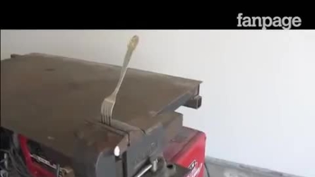 Ele coloca um garfo na fechadura da porta: o motivo é incrível