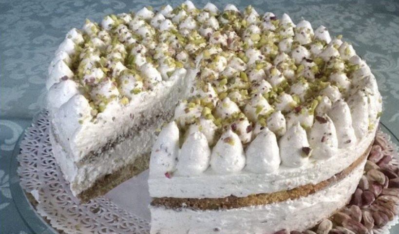 Torta tiramisù al pistacchio: alta, soffice e deliziosa Torta tiramisù al pistacchio: alta, soffice e deliziosa