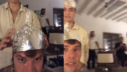 Fedez si prepara per una festa: "Ci faremo dei cappellini con la carta stagnola"
