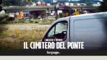 Tra le macerie sotto il ponte Morandi, quello che resta dopo la il crollo a Genova