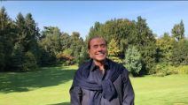 Berlusconi compie 82 anni, su Fb ringrazia per gli auguri ma nel video spunta un 'intruso'