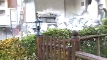 Terremoto Centro Italia: le immagini drammatiche del crollo di una casa a Visso