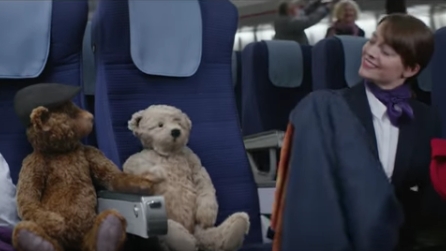 Il viaggio dei due peluche in aereo: il tenero spot di Natale