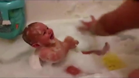 Pai joga com espuma e o bebê não pode parar de rir