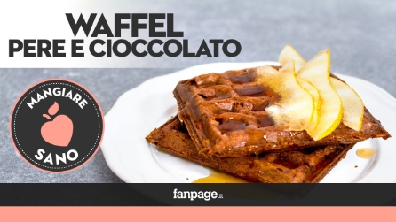 Waffel al cioccolato con pere, una ricetta per colazione e merenda
