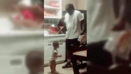 Bimbo di 1 anno ripete i movimenti del papà: le simpatiche lezioni di ballo
