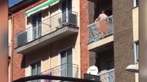 Casal é flagrado fazendo sexo na varanda em plena luz do dia: a cena acaba na TV