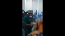 Paciente nua na mesa cirúrgica: médicos fazem algo chocante antes da cirurgia