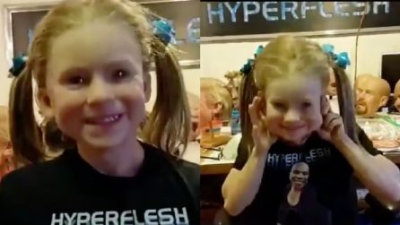 Sembra una bambina vera, in realtà sotto la maschera c'è qualcun altro