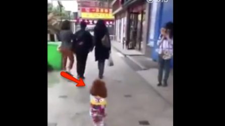 Visto di spalle sembra una bambina: i passanti restano a bocca aperta