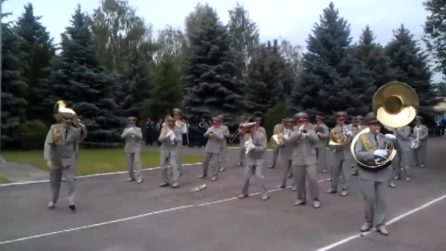 La banda inizia a suonare, così parte un inaspettato balletto