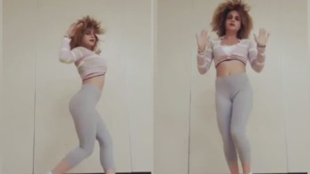 Con il suo corpo slanciato conquista tutti e tiene un grande ritmo: l'esibizione è straordinaria