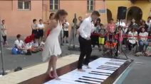 Danzano sui tasti del pianoforte: la performance dei ballerini è spettacolare