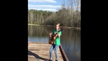 In piedi sul pontile la bimba imbraccia la chitarra e inizia a cantare: la sua voce mette i brividi